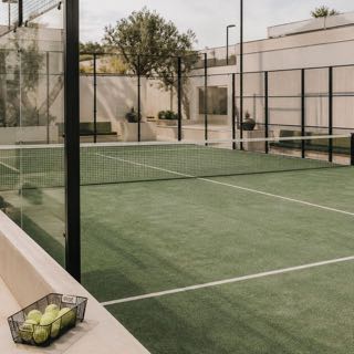 Падел-корт со стеклянными стенами