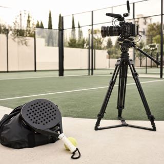 Камера у падел-корта для съемки игры